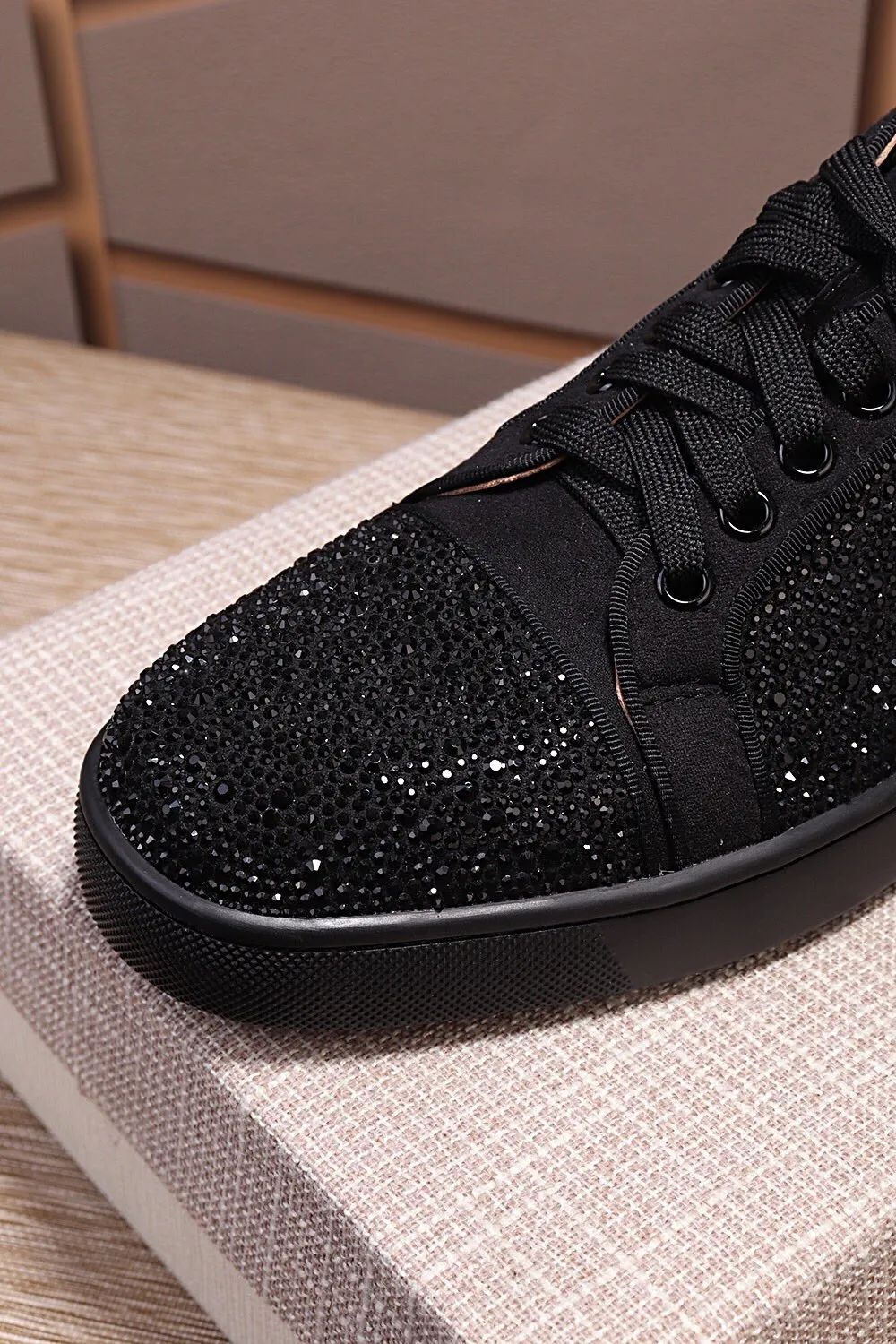 Factory price 440 Christian Louboutin (CL red sole shoes) counter hot diamond series, casual sneakers for couples 📢 📢 📢 Exclusive hot style release 🎈🎈💪 Movable latex feet 👻 Finished outsole line [Proud] 😝Female 35-40# Male 38#-46, global supply😝 [Top version]: original imported cowhide frosted upper, top original leather lining, original molded TPU outsole, original 1:1 detail processing, original shoe last, large quantity available from stock,